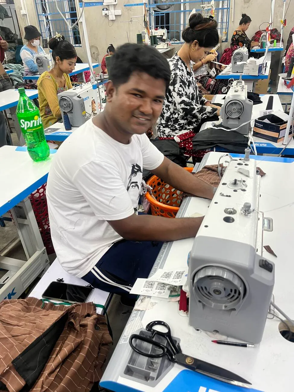 Eine Fachkraft näht an einer JACK-Industrie-Steppstichmaschine in der Produktion von Trishakti Apparel in Gaindakot, Nepal