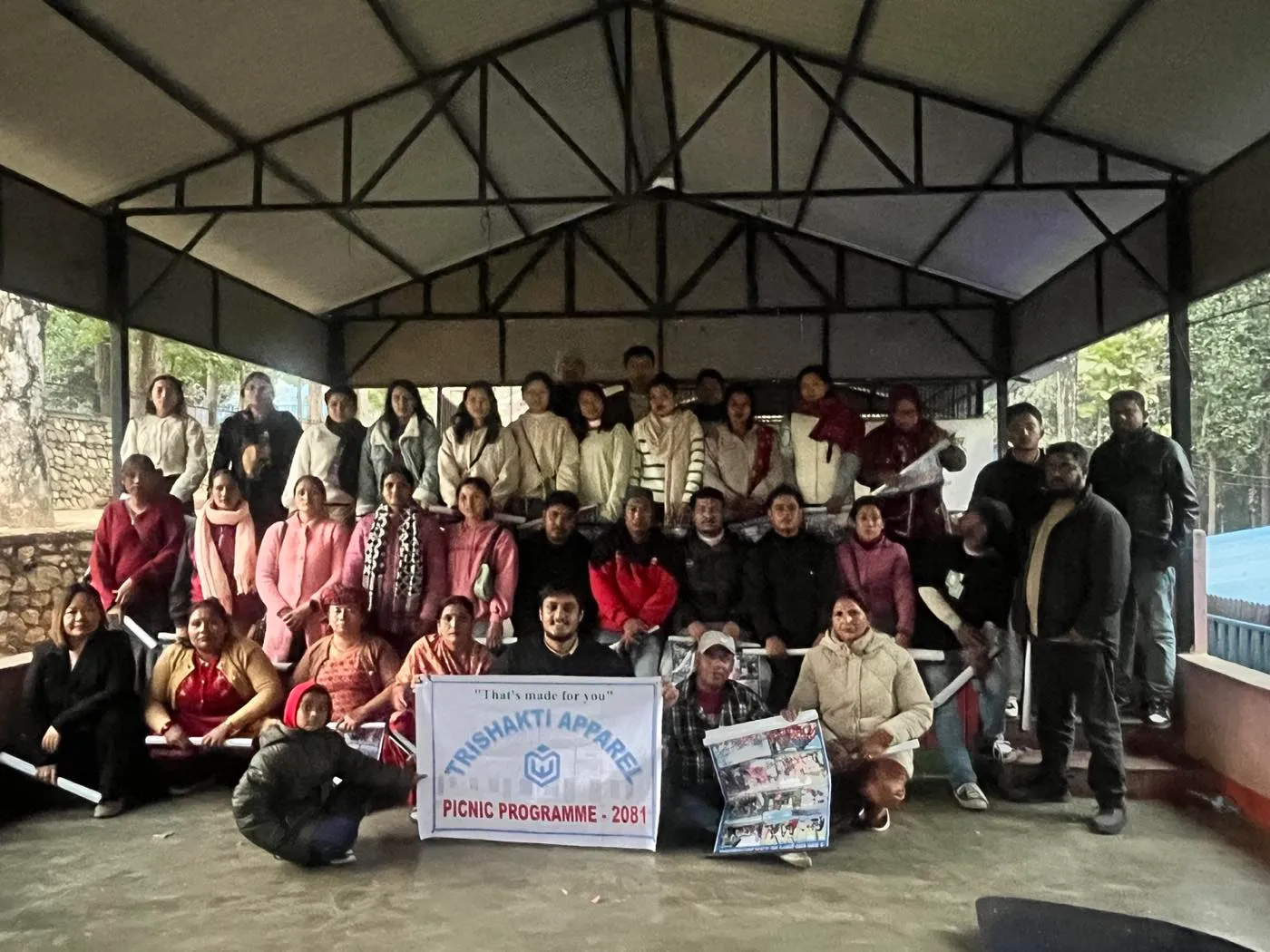 Gruppenfoto des Teams von Trishakti Apparel beim Firmenpicknick 2081
