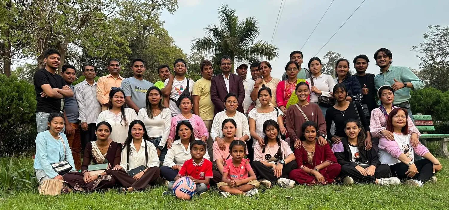 Das Team von Trishakti Apparel und die Familien gemeinsam im Freien