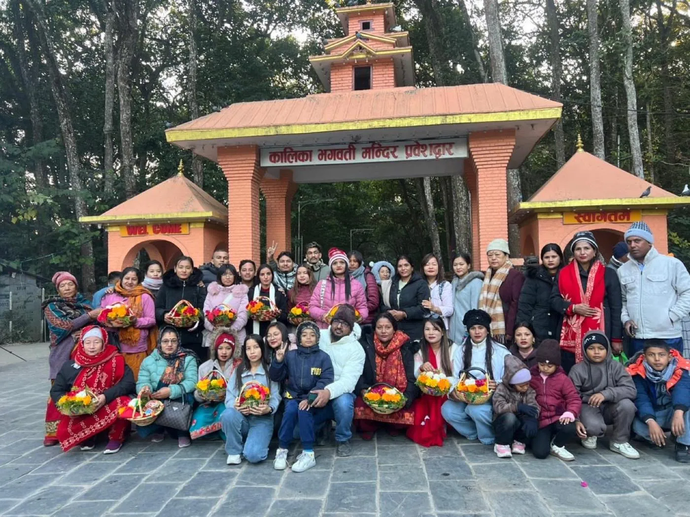 Das Team von Trishakti Apparel am Tor des Kalika-Bhagwati-Tempels in Chitwan, Nepal